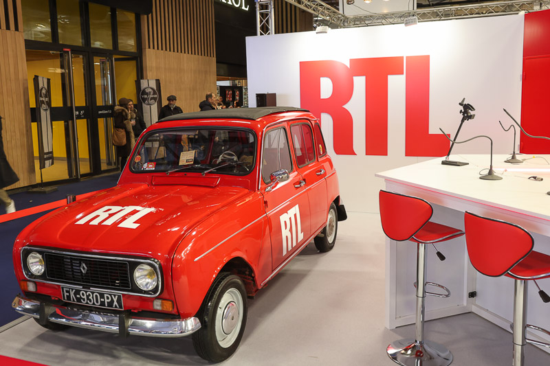 Der Renault 4 ist ein typisch-französisches Auto, auch in Rot- Rétromobile 2026 (© Bruno von Rotz)